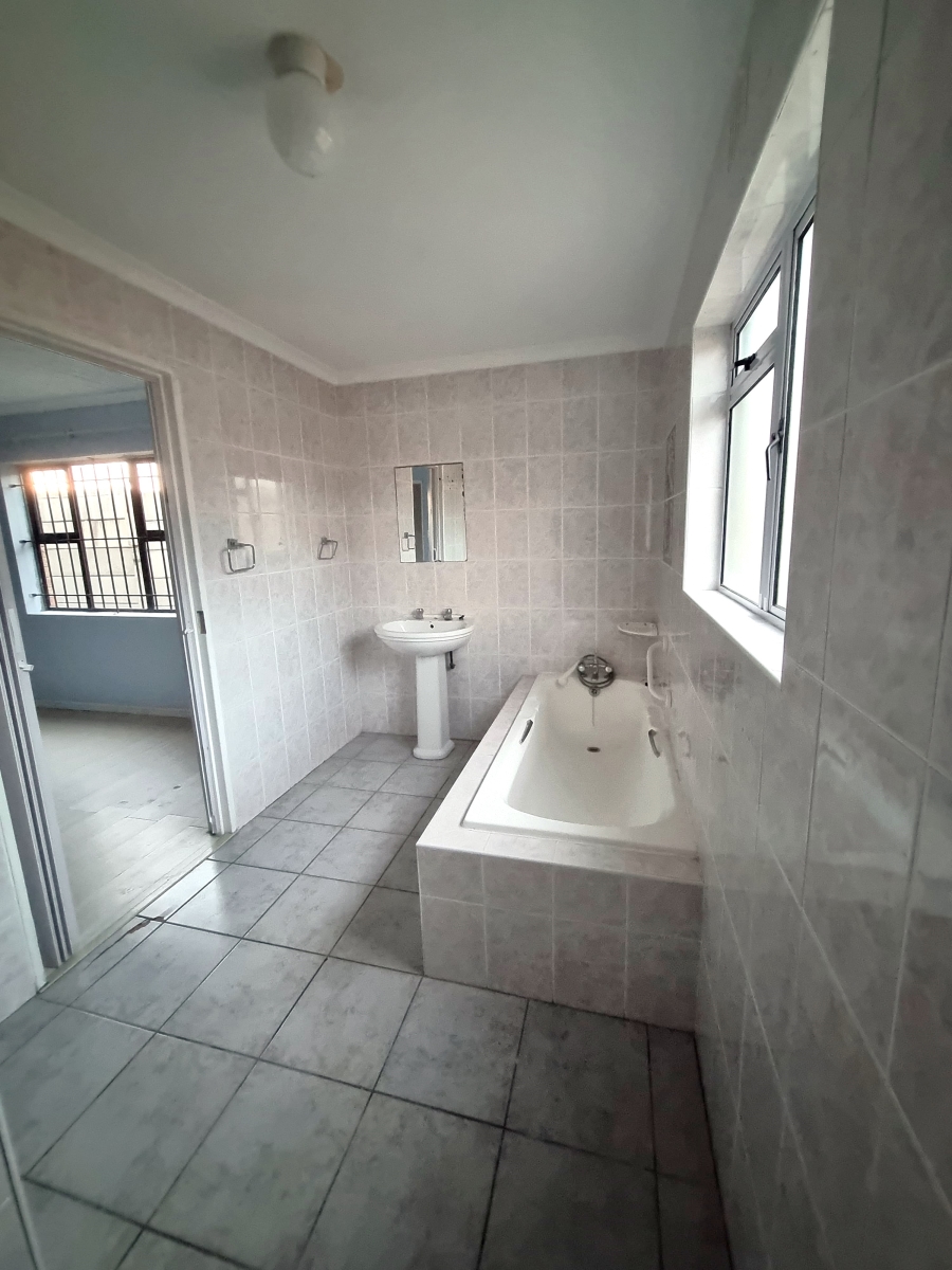 To Let 2 Bedroom Property for Rent in Muizenberg Western Cape